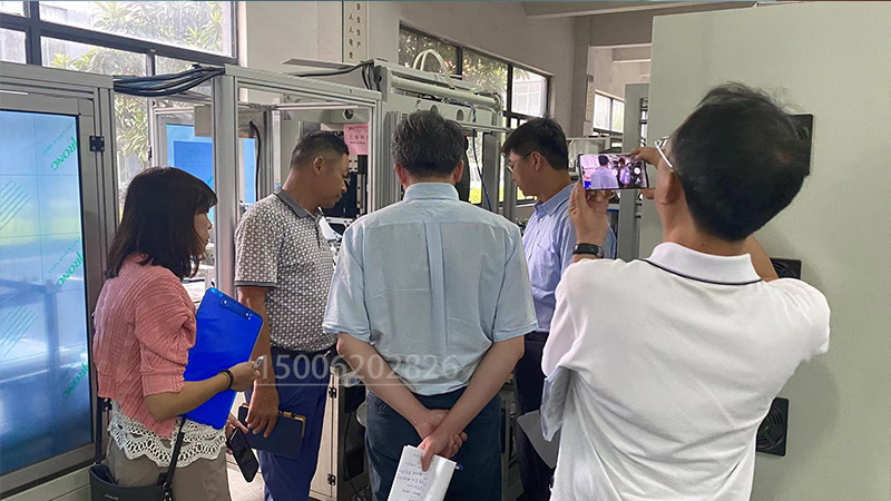 現(xiàn)場考察引流尿袋自動生產(chǎn)設備