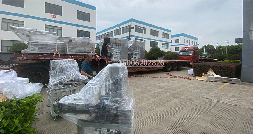 某大型醫(yī)療國企訂購的第二批全自動(dòng)血袋機(jī)今日出貨